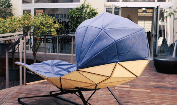 Silla-tumbona con una capota para facilitar las siestas diseñada por un alumnus del IED Barcelona