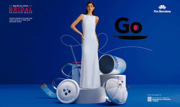 Modelo luciendo un vestido de novia de pie sobre un pedestal envuelta con elementos gigantes de diseño de moda