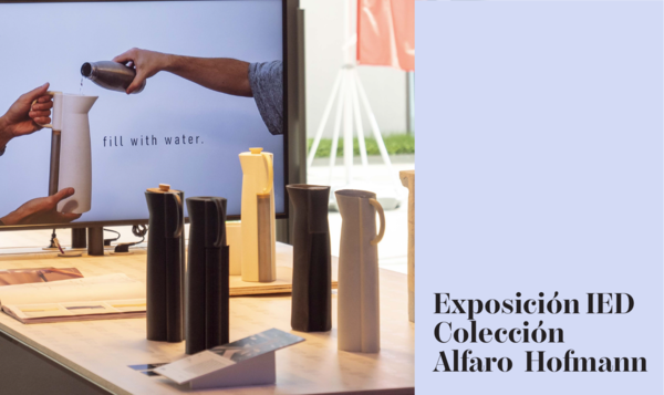 Exhibición de cinco jarras en un espacio expositivo con una pantalla de fondo