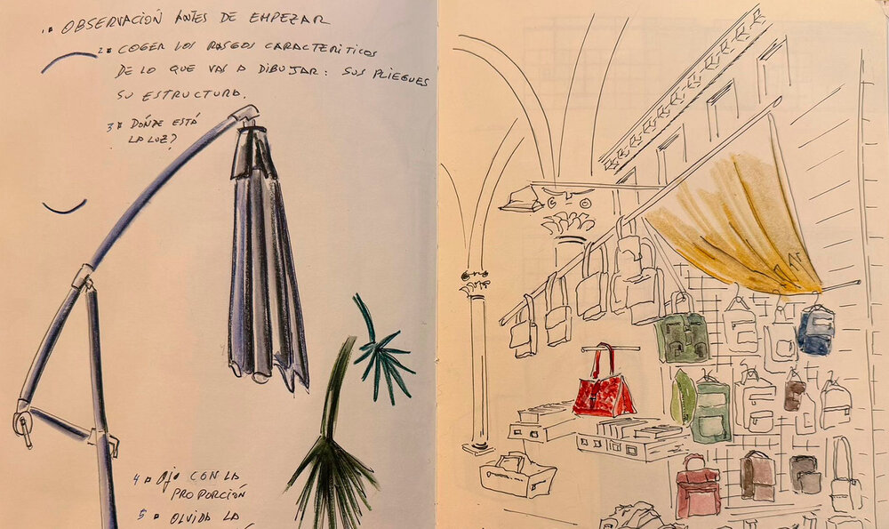 Una libreta abierta que muestra dos bocetos dibujados a lápiz, uno de una lámpara y otro de bolsos de diseño