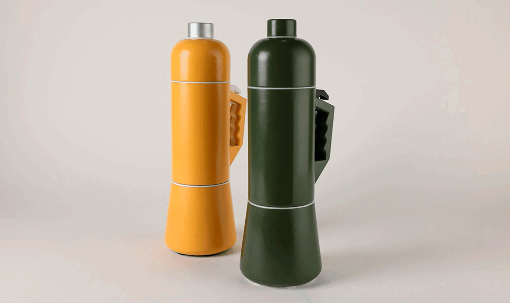 Dos botellas reutilizables, respectivamente de color verde y amarillo