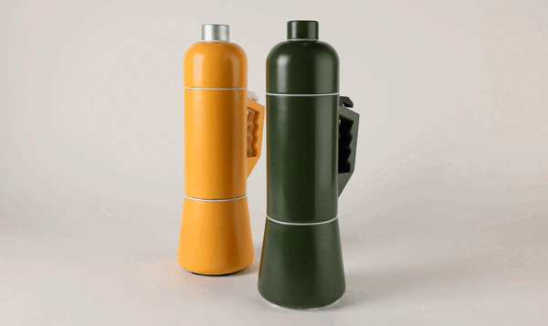Dos botellas reutilizables, respectivamente de color verde y amarillo