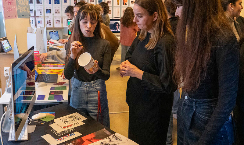 De la idea al prototipo: una muestra más allá de lo visual de los estudiantes de 4º año de Diseño Gráfico y Motion Graphics and Video del IED Barcelona, quienes han exhibido los trabajados más destacados de su portfolio en Portfolio Review Day Visual Communication