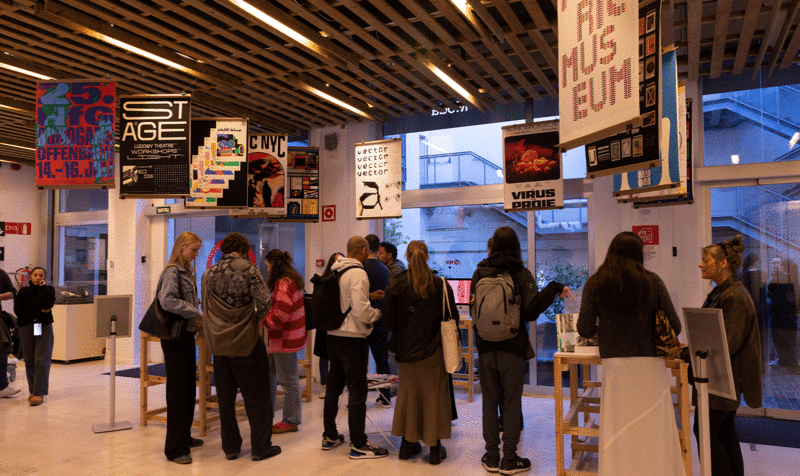 Visitantes de la exposición TDC 70 en el IED Barcelona