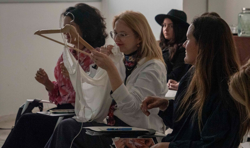Grupo de personas oliendo un perfume creado por estudiantes del IED Barcelona