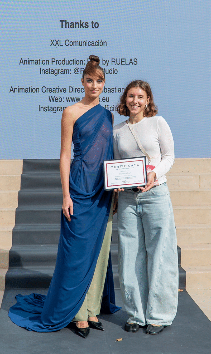 La ganadora del challenge With Love Halston, la estudiante del IED Barcelona Virginia Ceruti, junto a la modelo que luce el look