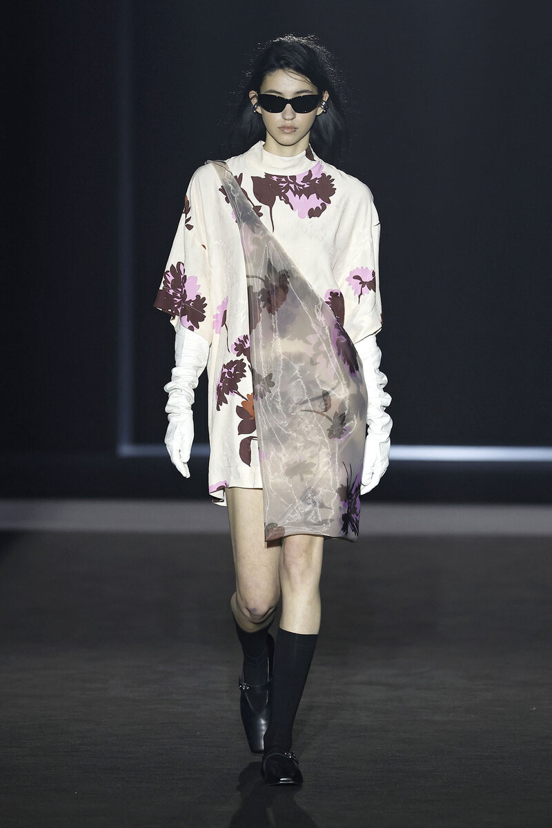 Modelo desfilando con un vestido de estampado floral y tejido vaporoso de la diseñadora EIKO AI en la 080 Barcelona Fashion (abril 2025)