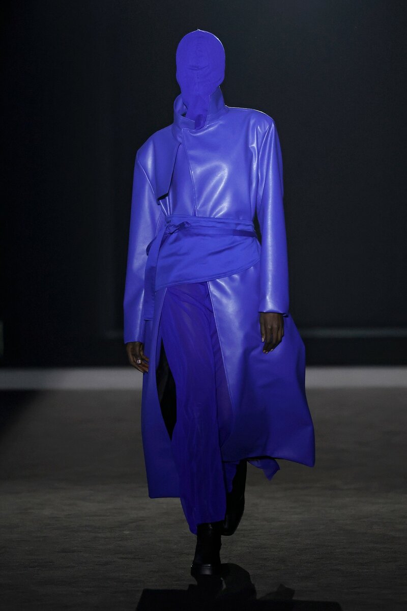 Modelo luciendo un traje y abrigo largo a juego en azul lapislázuli del diseñador EÑAUT en la 080 Barcelona Fashion (abril 2025)