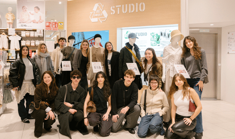 Los estudiantes de Diseño de Moda y Estilismo l IED Barcelona en su visita a la tienda de UNIQLO de Madrid.