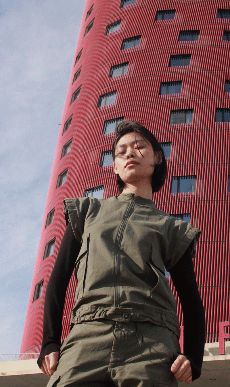 Una modelo vistiendo un chaleco cargo con inspiración del arquitecto japonés Toyo Ito 