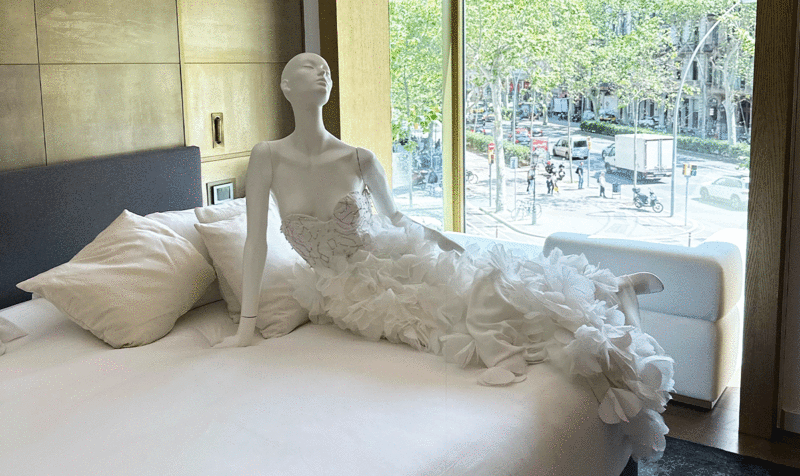 Diseño de novia en un maniquí sobre una cama de una habitación de hotel