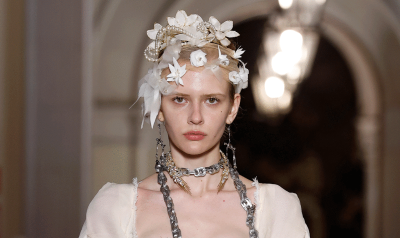 Modelo luciendo un complemento nupcial (tira de tul con flores) diseñado por estudiantes del IED Barcelona para Vivienne Westwood