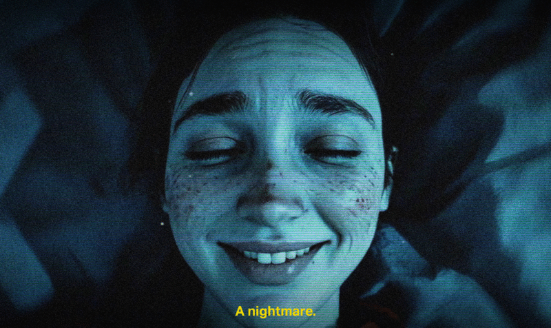 Fotograma mostrando un primer plano de la cara de una chica sonriendo estirada en una cama iluminada en tonos azules