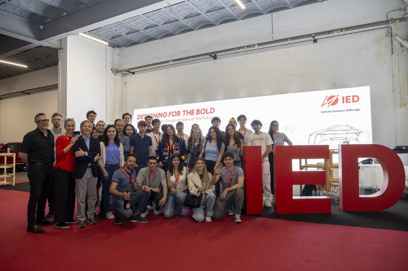 Todos los participantes del Sketching Marathon y jurado frente al estand del IED Barcelona en Salone Automobile