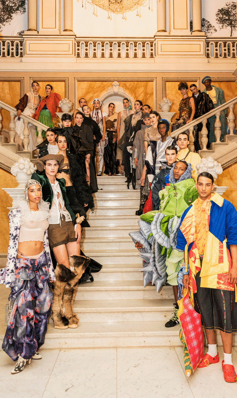 25 modelos posando en una escalinata del Palau Reial de Pedralbes