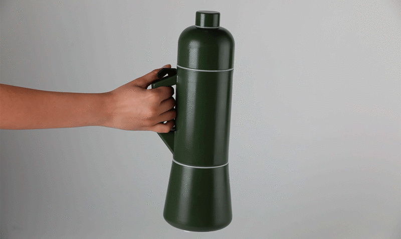 Una mano sosteniendo una botella de agua verde por el asa