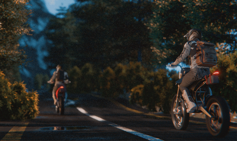 Dos motoristas en una carretera de montaña