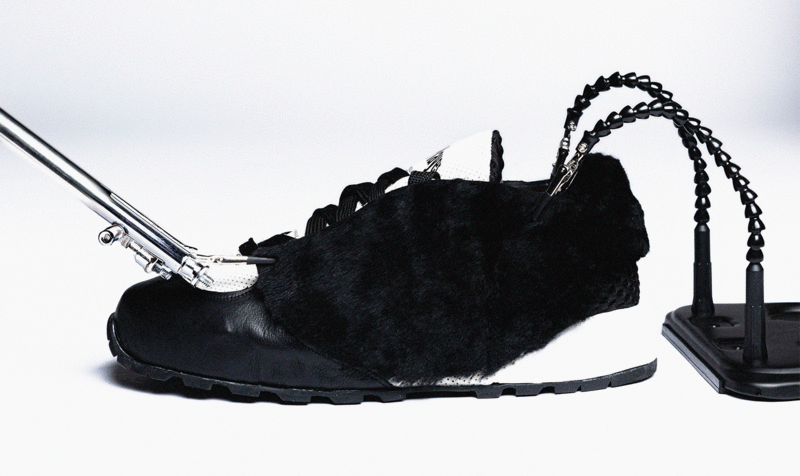 Zapatilla deportiva vista de lado con un accesorio de pelo que recubre todo el contorno del calzado