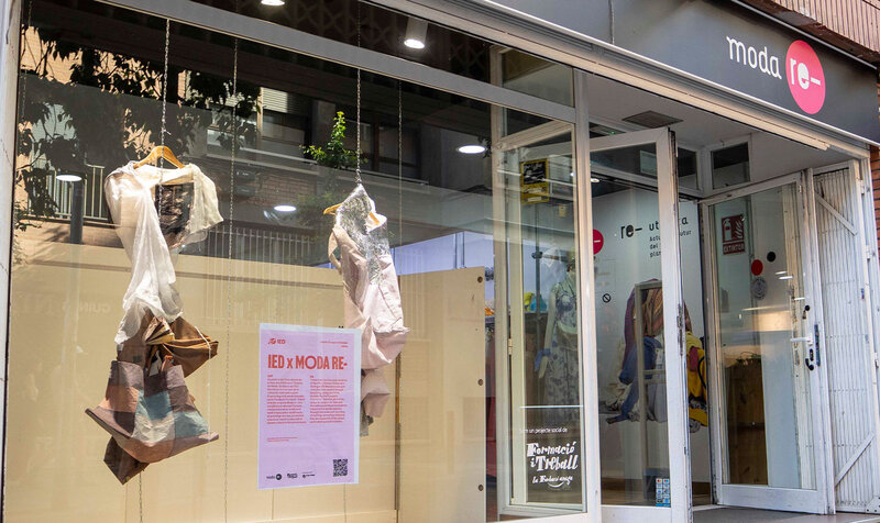Escaparate con dos looks de moda realizados con upcycling expuestos en visión lateral