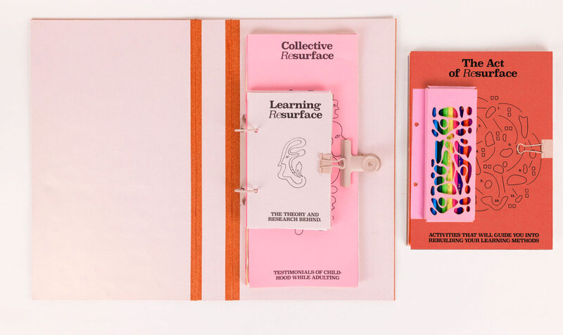 Varias libretas rosas de distinto tamaño abiertas sobre un fondo blanco