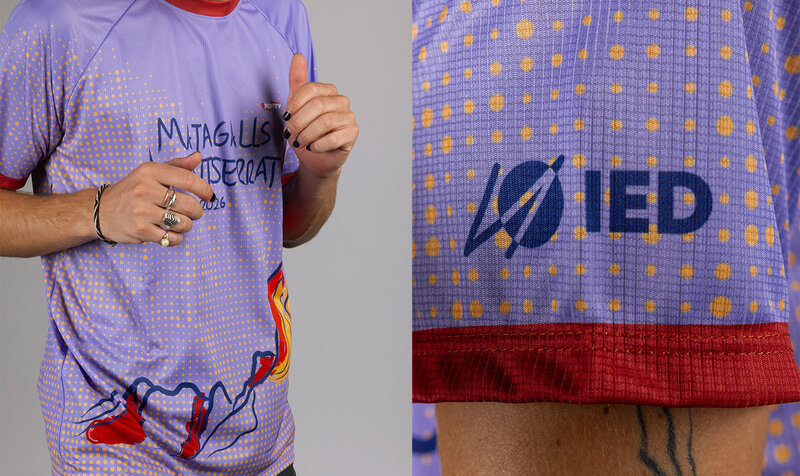Plano medio y plano detalle de una camiseta deportiva