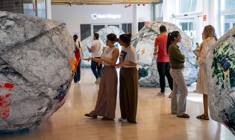 Personas visitando una exposición de arte y diseño