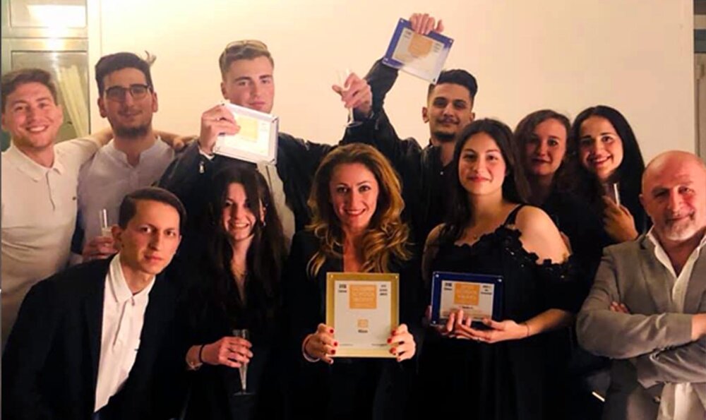 Ancora un oro a IED Milano come miglior scuola creativa in Italia. Tre studentesse IED Roma si aggiudicano il Gran Prix per il miglior messaggio pubblicitario. Diversi altri premi agli studenti Master e Triennali. 