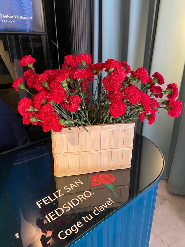 ¡El IED Madrid celebra San Isidro llenando su sede de claveles!