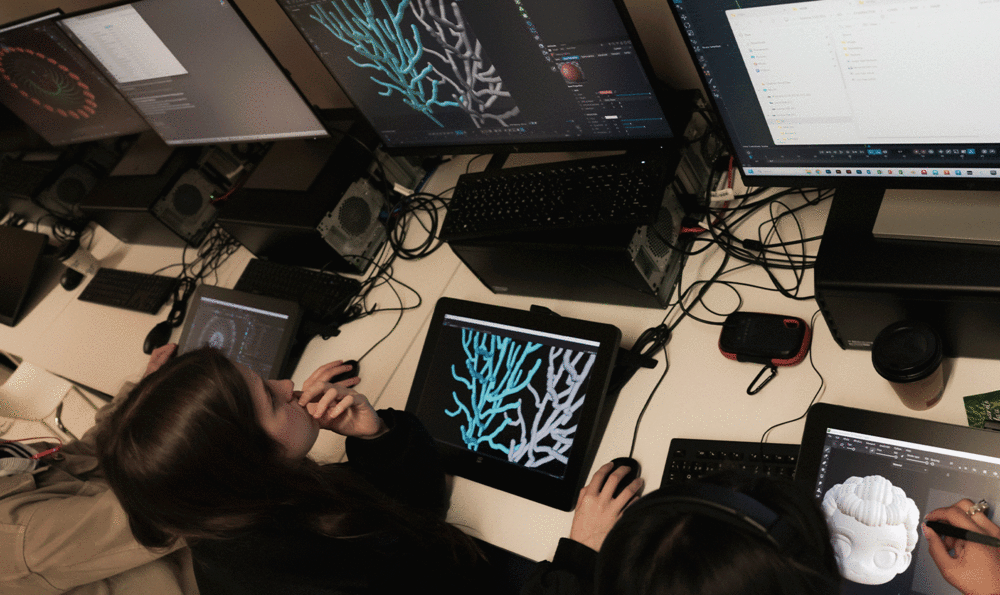 Tres estudiantes del IED Barcelona diseñando con las tabletas digitales XPPEN