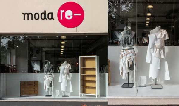 Dos maniquís delante dentro del escaparate de una tienda de Moda Re-