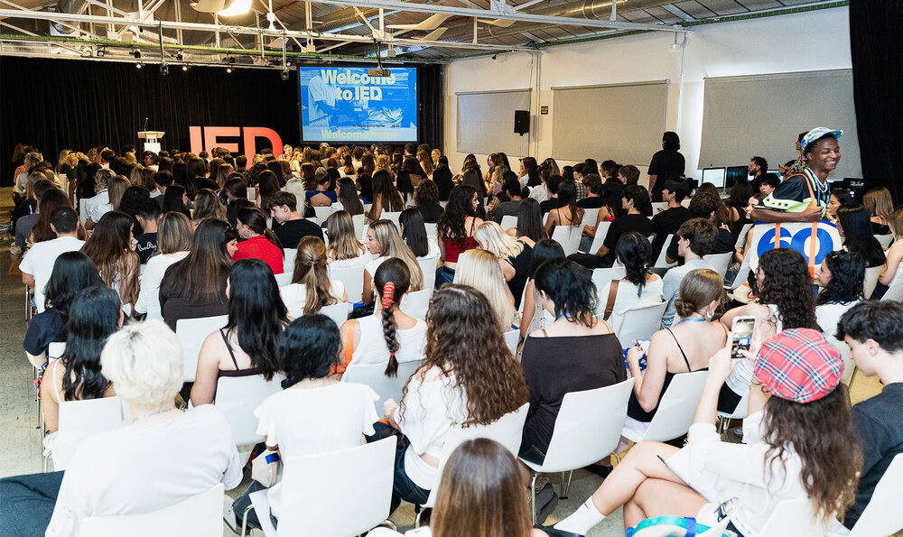 Platea de una sala de actos llena de gente