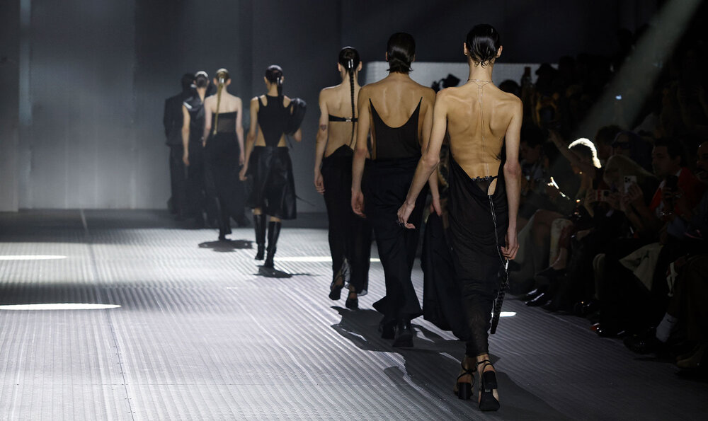 Pasarela de moda profesional con modelos desfilando 