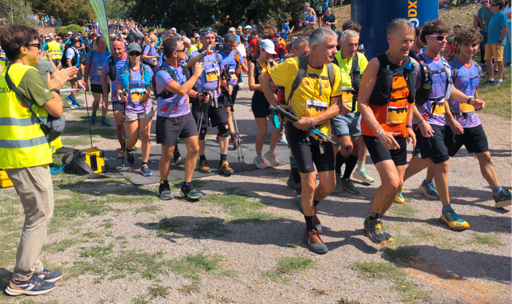 Corredores iniciando la salida en una carrera de montaña