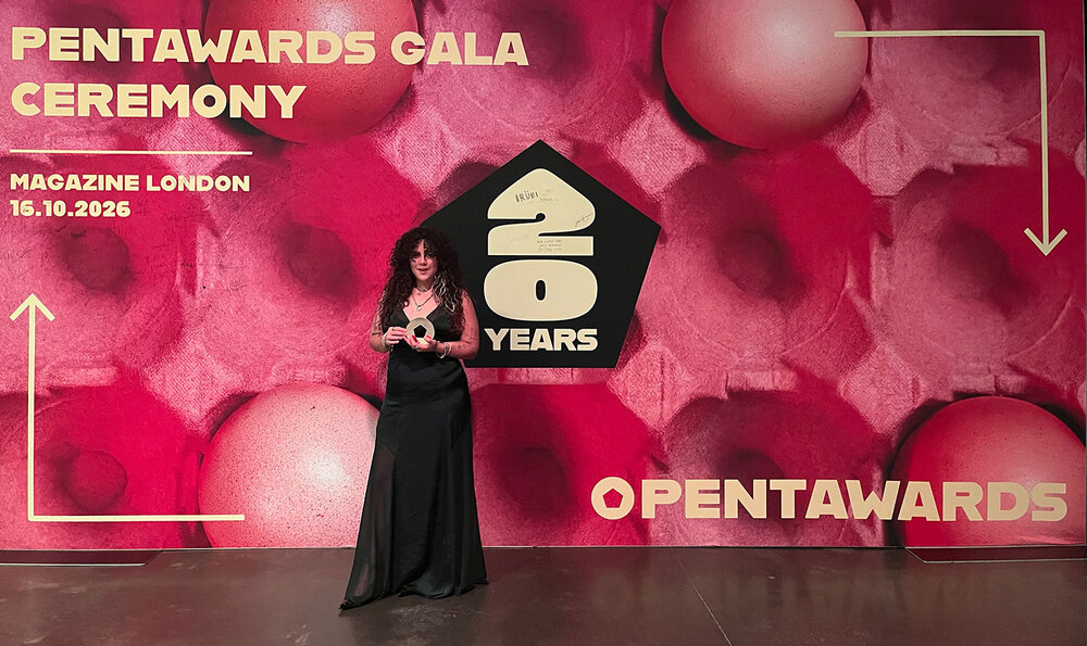 Joven mostrando su premio en el photocall del evento