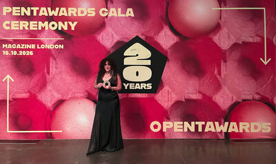 Joven mostrando su premio en el photocall del evento