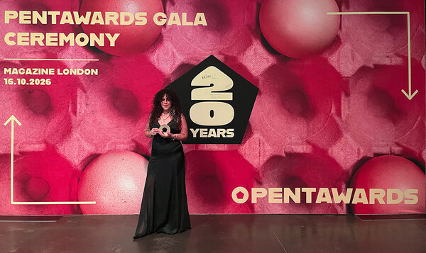 Joven mostrando su premio en el photocall del evento