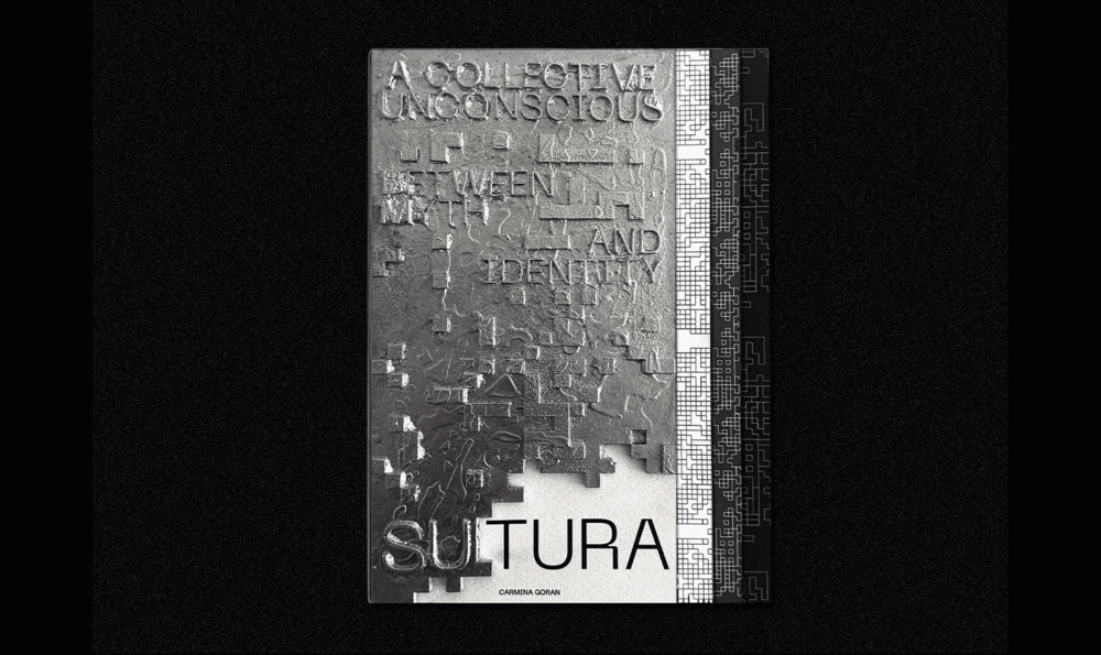 Un libro de metal con letras en relieve sobre un fondo negro