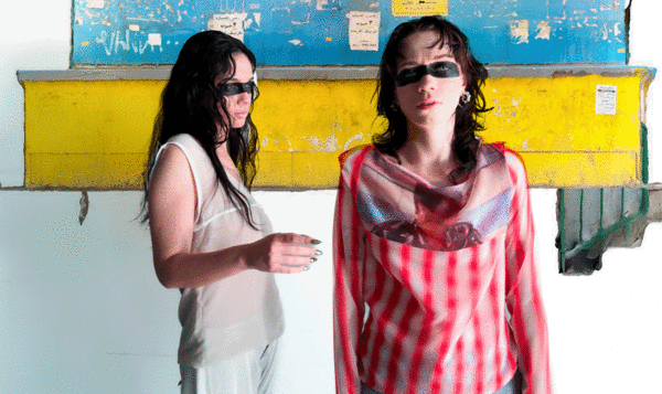 Fotocomposición con dos mujeres vistiendo ropa colorida sobre un fondo dibujado y con un antifaz pintado sobre los ojos