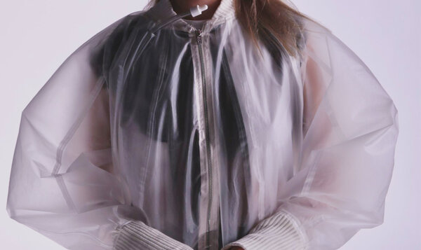 Primer plano de una chaqueta transparente que almacena agua y presenta un tubo para beber de ella a modo de pajita
