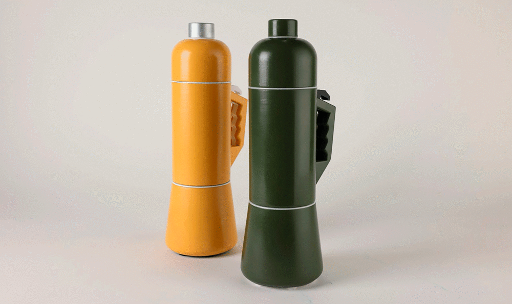 Dos botellas de agua, una verde y otra amarilla, con una asa lateral sobre un fondo gris