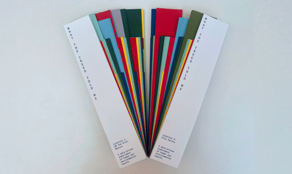 Dos catalogos de tiras de colores expuestos en forma de abanico