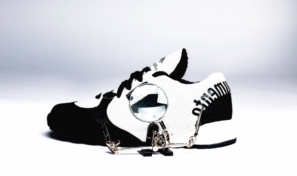 Un zapato deportivo visto en lateral con motivos en blanco y negro