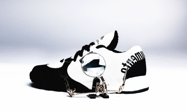 Un zapato deportivo visto en lateral con motivos en blanco y negro